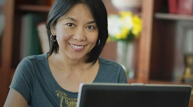Mujer joven con computadora