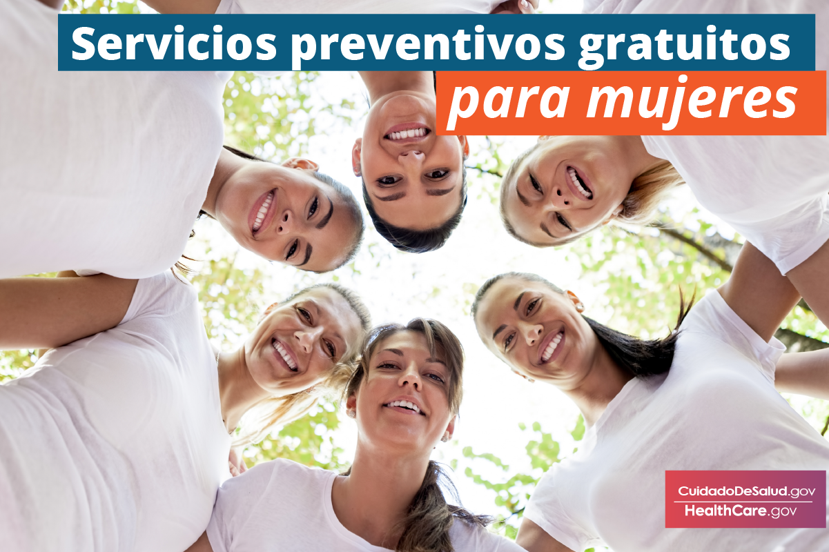 Image: {Un grupo de mujeres hablando del seguro médico del Mercado para mujeres}