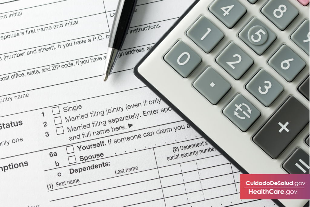 Imagen: Formulario de impuestos y calculadora para superar la fecha límite para declarar impuestos 2016