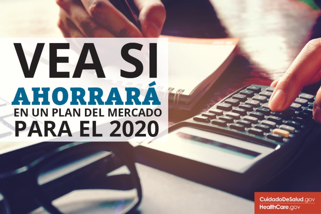 {Vea si ahorrará en un plan del Mercado 2020} Imagen: {Hombre estimando el cálculo de ingresos en la calculadora para la herramienta de costos más bajos”}