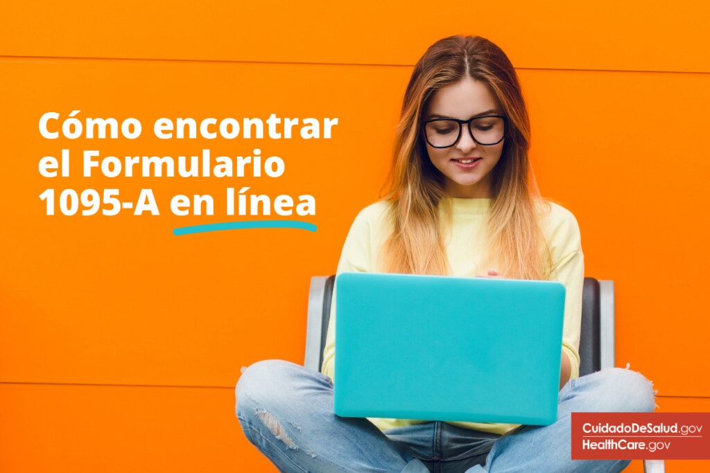 Mujer con gafas escribiendo en su computadora Imagen: Cómo encontrar el formulario 1095-A en línea