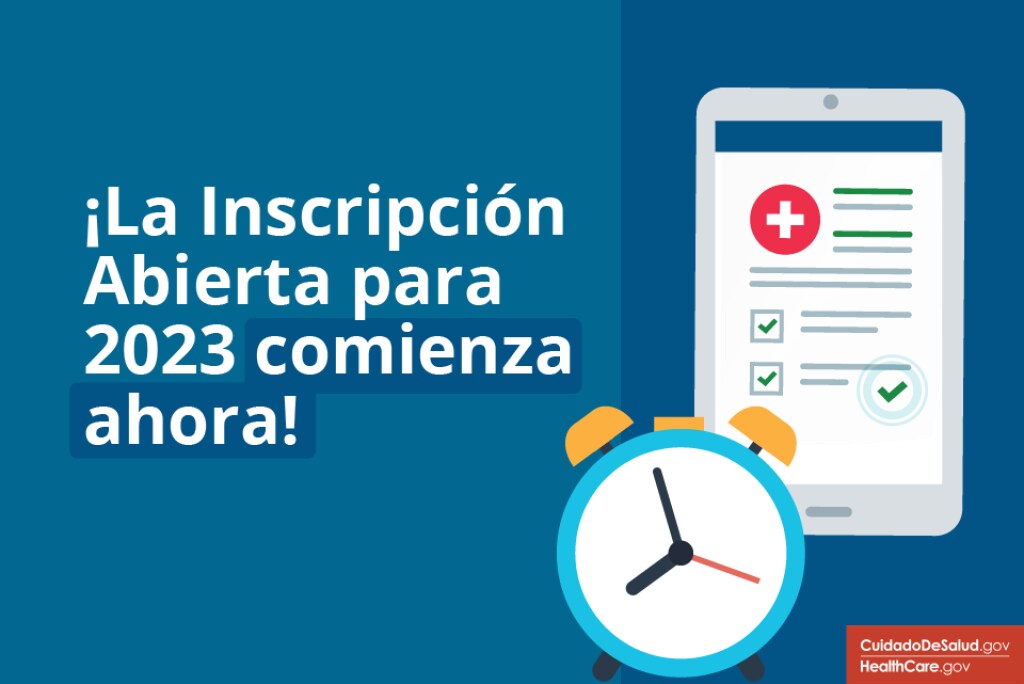 2023-inscripción-abierta-comienza-ahora La tableta de dibujos animados muestra la lista de verificación de inscripción en el seguro de salud con un despertador que muestra que el tiempo para solicitar e inscribirse se está agotando.