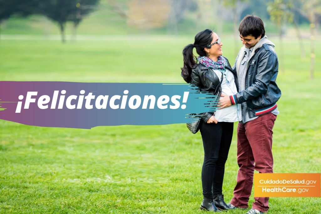 {El bebé puede calificar para el Período Especial de Inscripción} Imagen: {Pareja que tiene un bebé y califica para un seguro médico familiar asequible}
