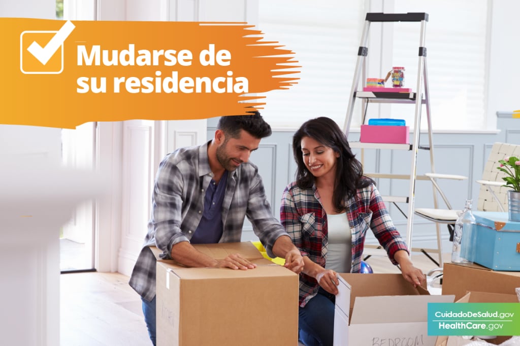 {La mudanza puede calificar para el Período Especial de Inscripción} Imagen: {Pareja que se muda y califica para un seguro médico familiar asequible}