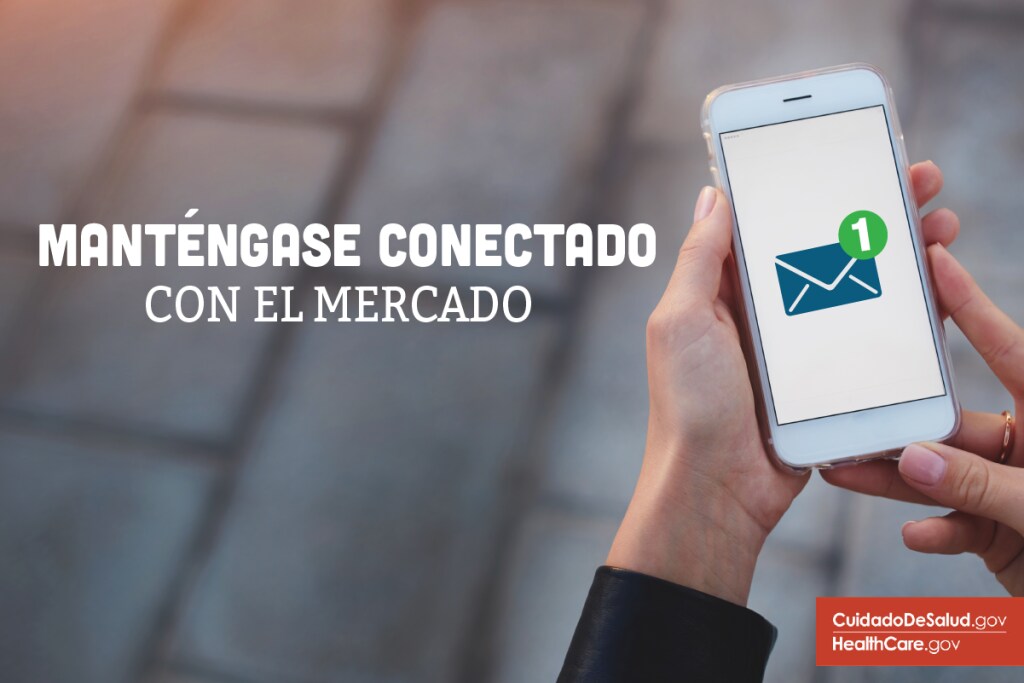 {Manténgase conectado con el Mercado} Imagen: {La persona usa un teléfono inteligente para conectarse con HealthCare.gov para obtener actualizaciones importantes"}