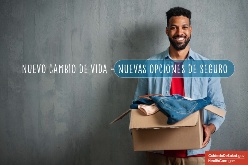 Un nuevo cambio de vida equivale a nuevas opciones de seguro Hombre entusiasta sostiene caja móvil
