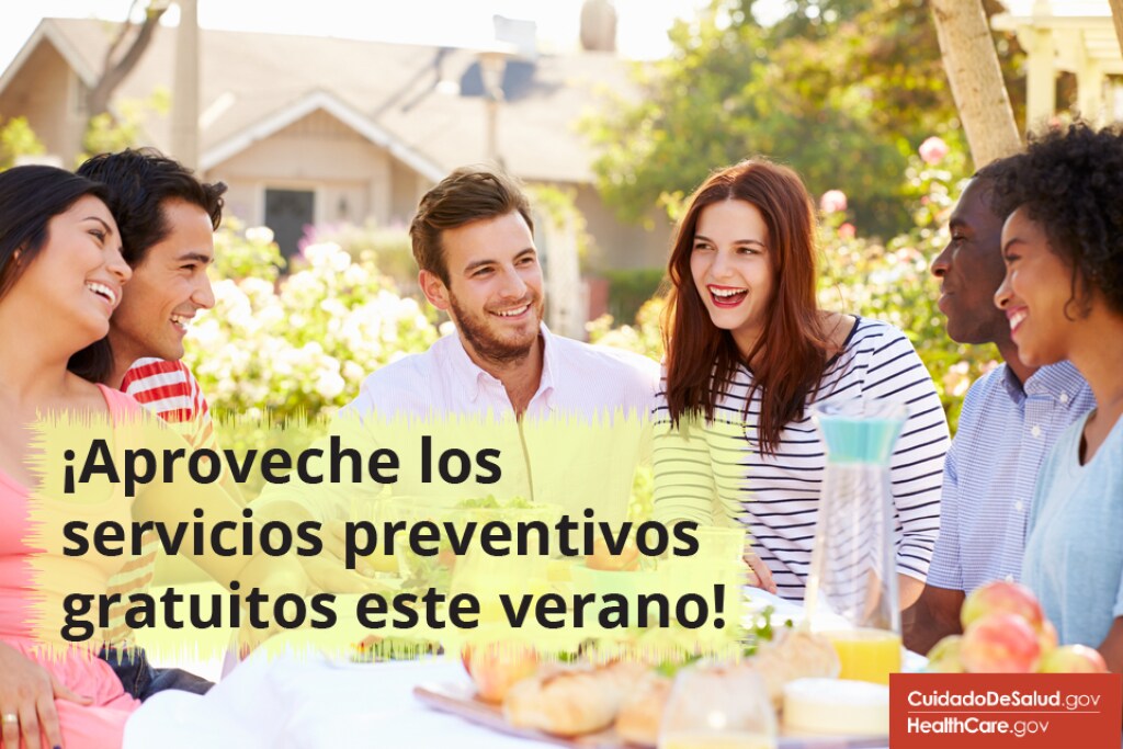 {Aproveche la atención médica preventiva gratuita} Imagen: {Grupo de amigos saludables socializa}