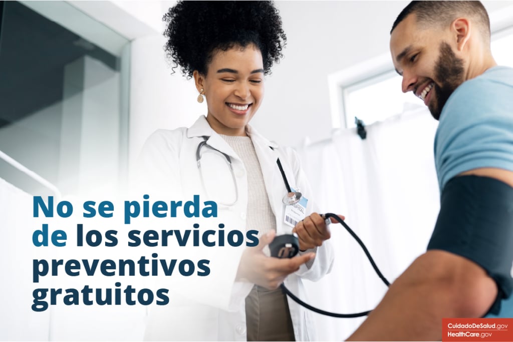 Doctor examinando a un paciente