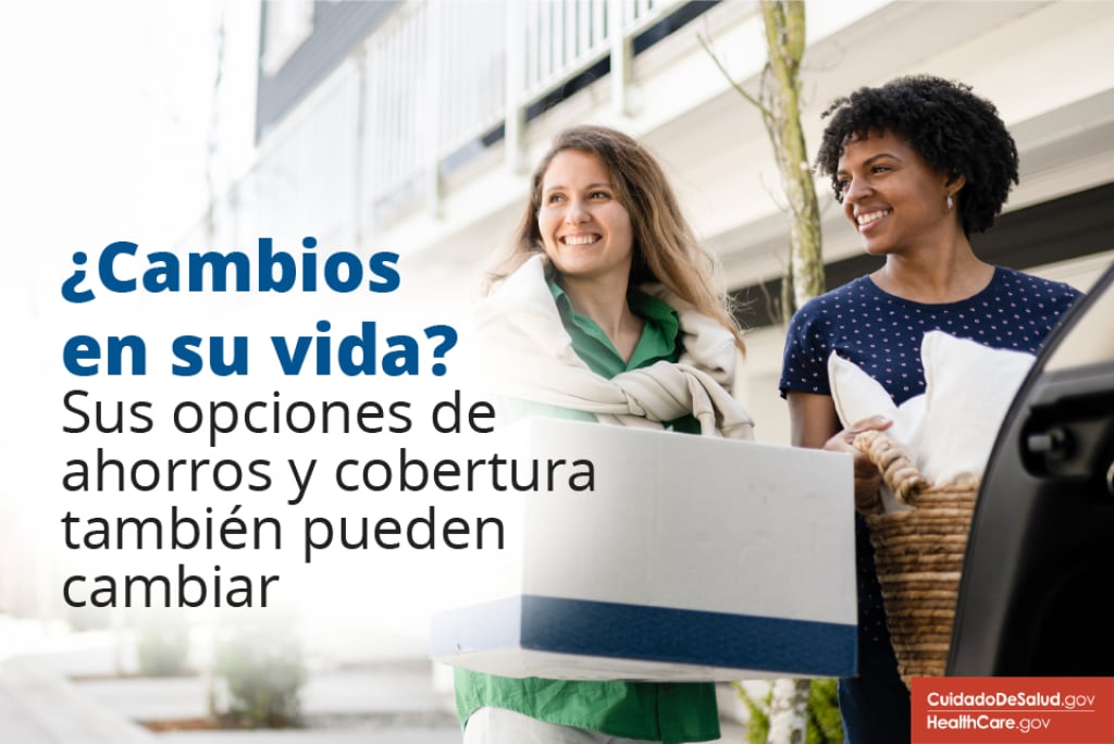 ¿Cambio de vida? Sus opciones de ahorro y cobertura también pueden cambiar. Dos mujeres sosteniendo cajas de mudanza y sonriendo, con el texto "¿Cambio de vida? Sus opciones de ahorro y cobertura también pueden cambiar".