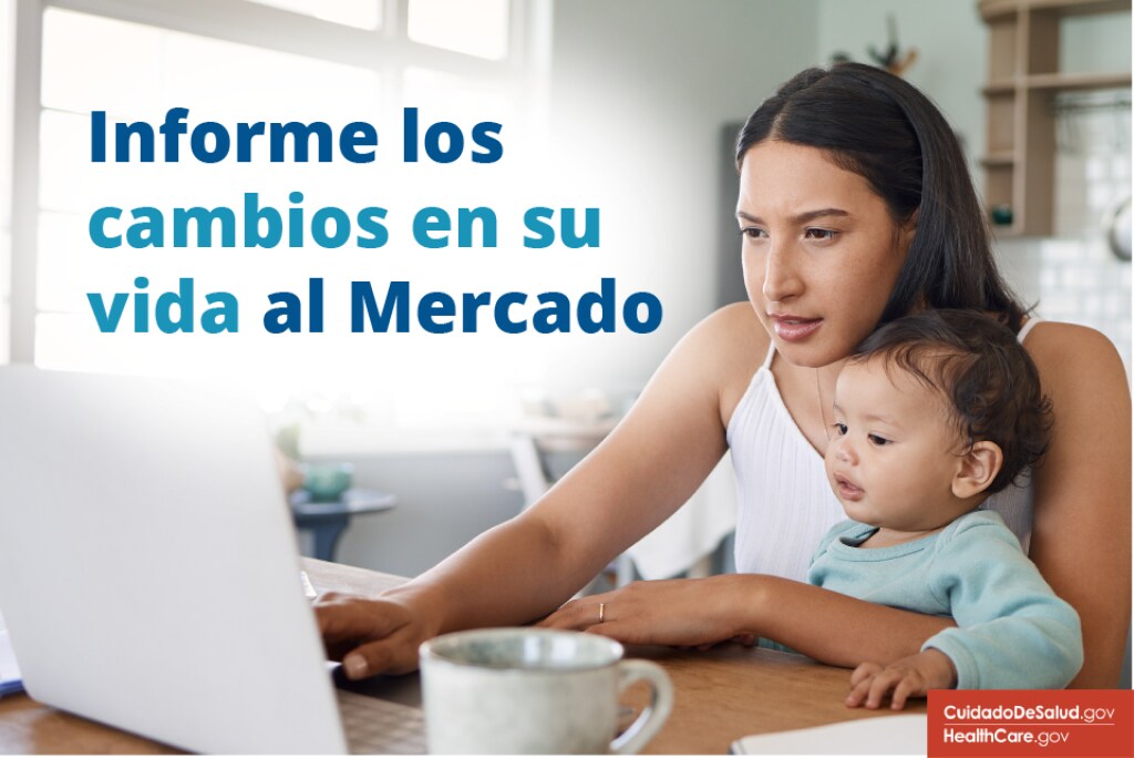Una mujer en casa con un bebé en su regazo mirando la pantalla de una computadora portátil con el texto "Reportat los cambios de su vida al Mercado".