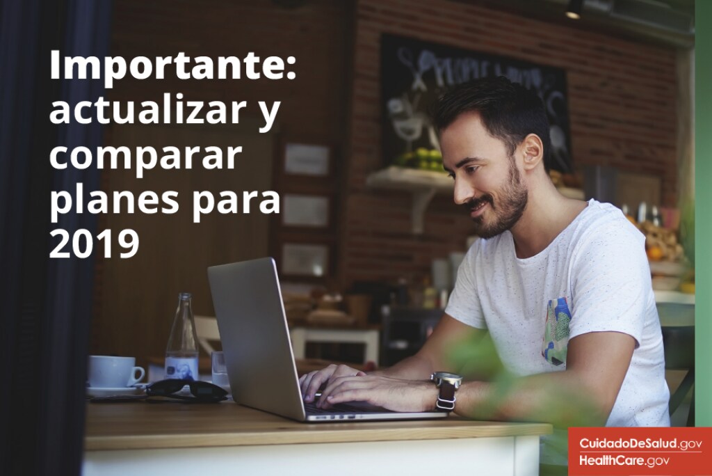 {Actualizar y comparar planes para 2019} Imagen: {El hombre usa la computadora para actualizar su solicitud y comparar planes en línea}