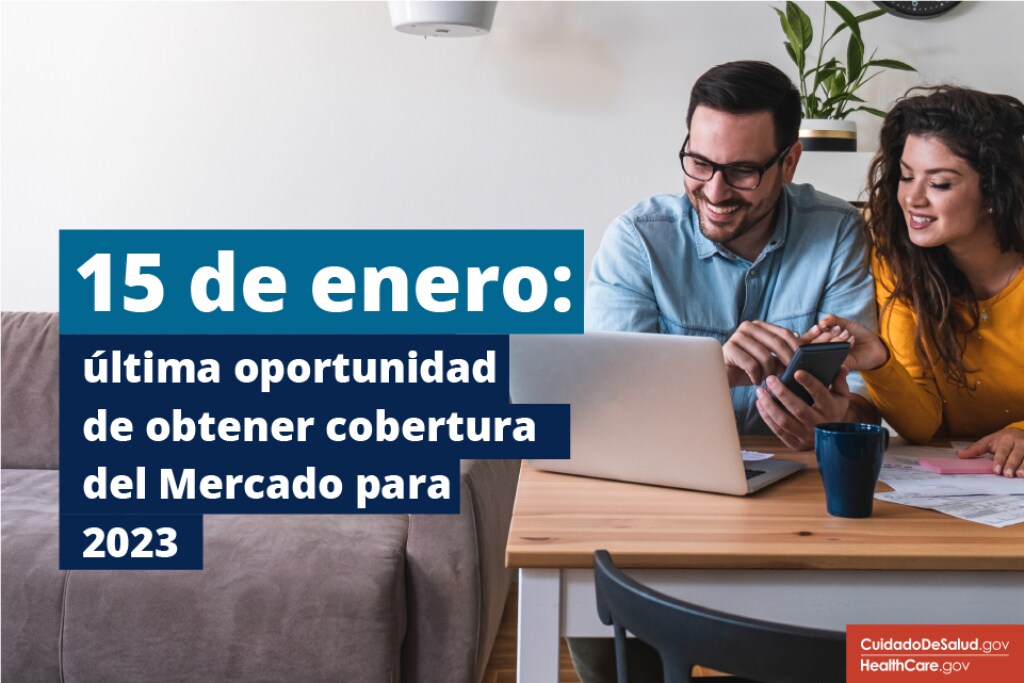 Persona sentada mirando su computadora portátil con una fecha de recordatorio del 15 de enero