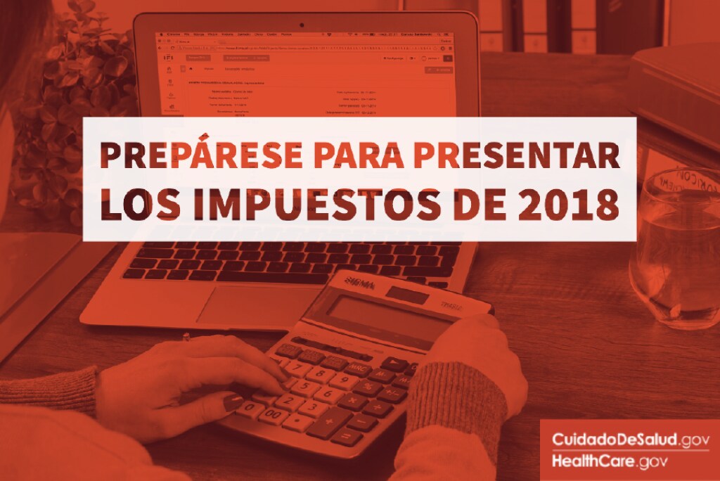 {Prepárese para declarar los impuestos de 2018} Imagen: {Mujer sentada frente a la computadora con calculadora, se prepara para declarar impuestos}