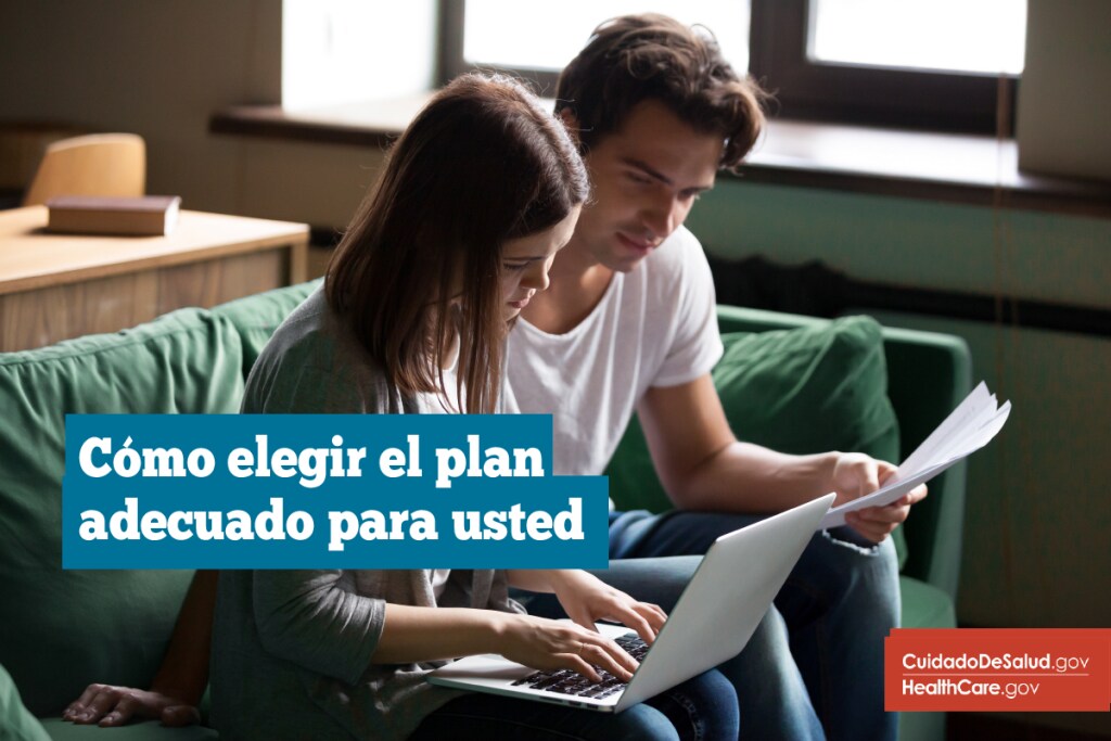 {Cómo elegir el plan del Mercado adecuado para usted} Imagen: {Hombre y mujer comparan planes de seguro médico en la computadora"}