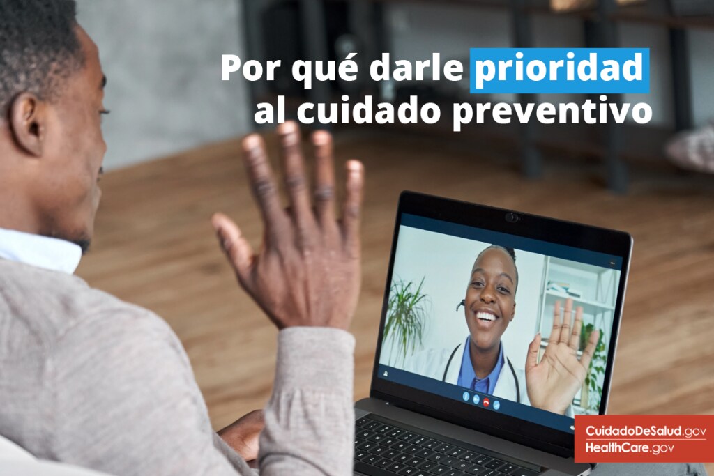 Hombre participa en cita de telesalud con un doctor desde su computadora Imagen: Por qué priorizar los cuidados preventivos