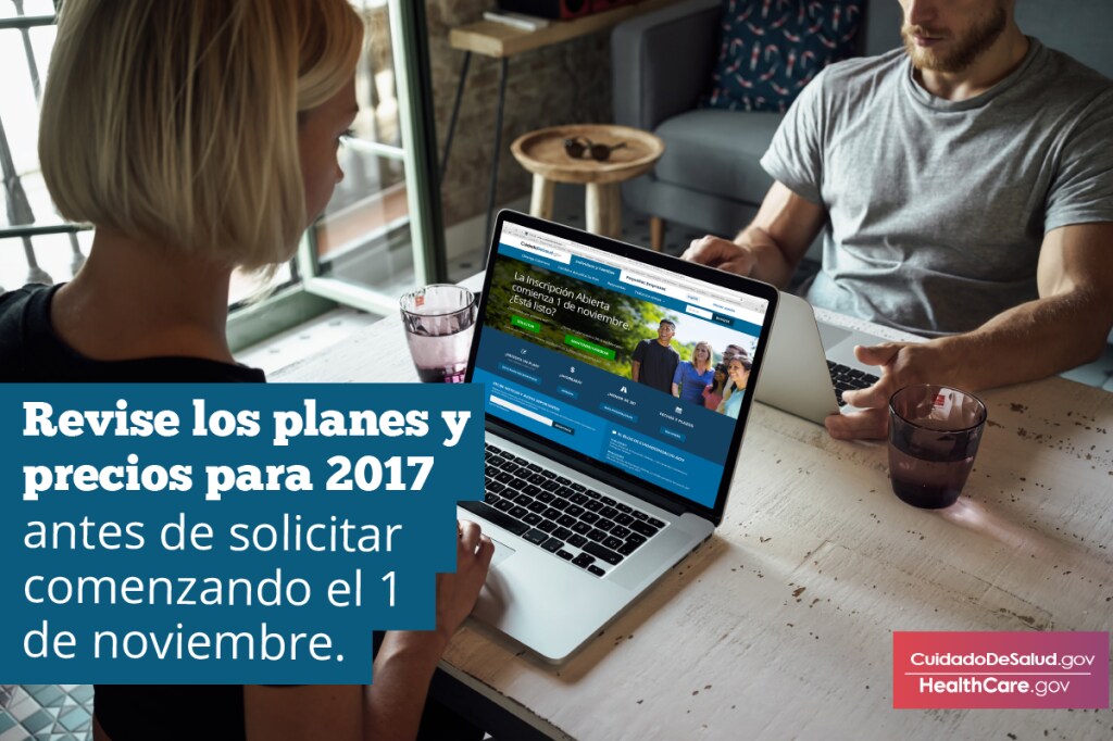 {Vea un resumen de los planes de atención médica y los precios antes de la inscripción abierta de 2017} Imagen: {Pareja viendo un resumen de los planes y precios de atención médica para 2017}
