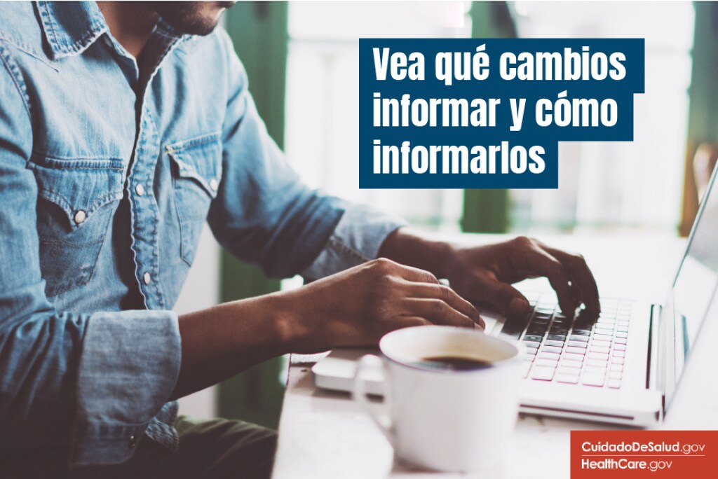 Hombre sentado ante la computadora con una taza de café Imagen: vea qué cambios informar y cómo informarlos