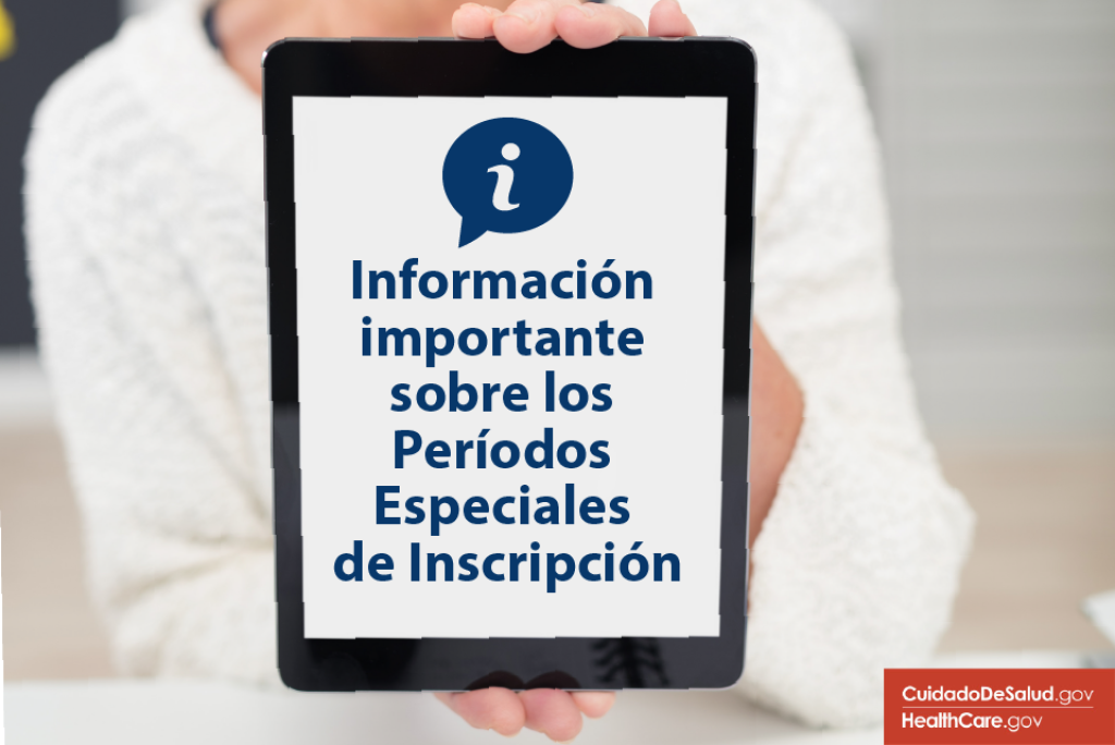 Imagen: {Mujer sostiene una tableta que dice "Información importante sobre períodos especiales de inscripción"}
