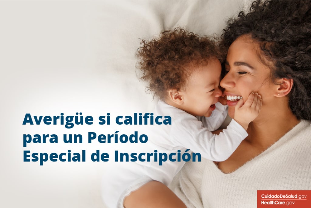 Averigüe si califica para un Período Especial de Inscripción Un padre jugando con su bebé.