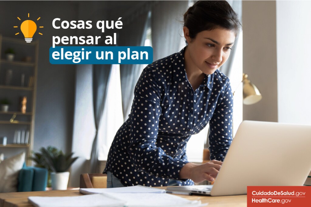 Mujer escribiendo en su computadora portátil Imagen: Lo que debe tener en cuenta al elegir un plan